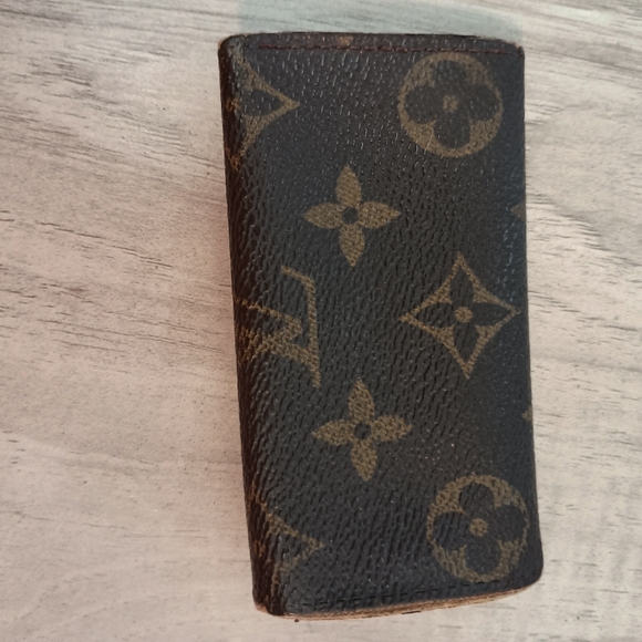 LOUIS VUITTON 4 Key Holder in Monogram Canvas - Picture 2 of 10